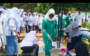 Dukung UMKM dan Kuatkan Ekonomi Kerakyatan, Ela-Azwar Traktir Bakso + Syomai Kepada Ribuan Peserta Upacara Hari Santri Nasional di Lampung Timur